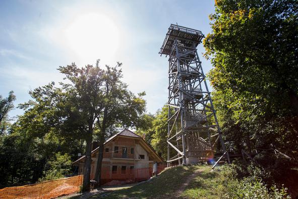 Vrhničani porušili dotrajano in zgradili novo planinsko kočo #foto