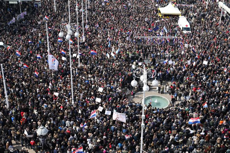 Protestniki so se ustavili na Trgu bana Jelačića, kjer so odpeli hrvaško himno ter nasprotovali premierju Plenkoviću s klici "izdaja". Prvi govorci so poudarili, da konvencija ne bo pomagala ženskam žrtvam nasilja, temveč bo uveljavila teorijo spola v hrvaško zakonodajo, šole, športna društva in verske skupnosti ter prisilila hrvaško družbo, naj sprejme teorijo spola kot "nujno resnico". | Foto: Reuters
