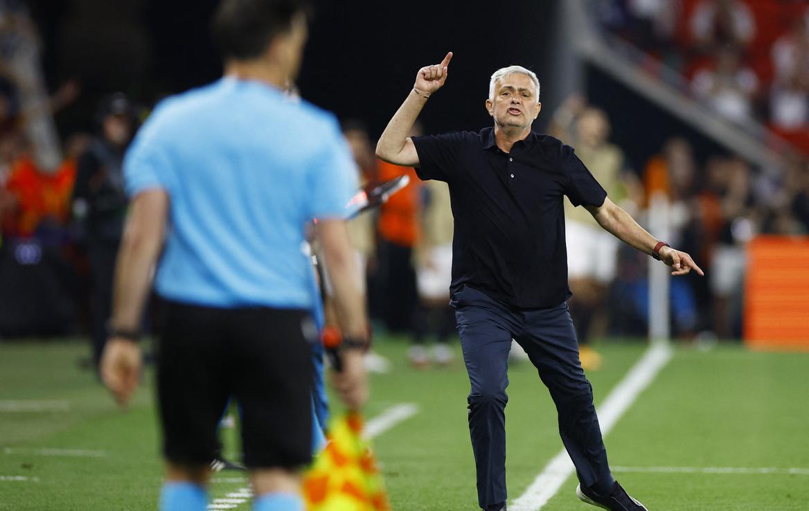 finale evropske lige Sevilla Roma Jose Mourinho | Temperamentni Portugalec Jose Mourinho je dočakal kazen zaradi obnašanja po finalu evropske lige. | Foto Reuters