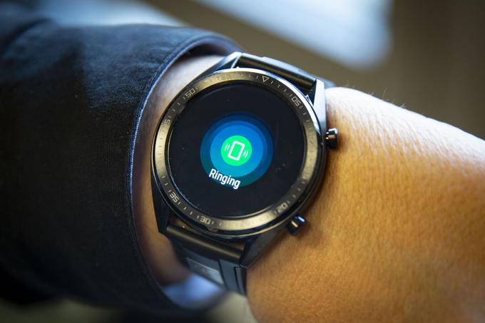 Pametna ura Huawei Watch GT pomaga najti povezani pametni telefon, saj lahko sproži zvonjenje, če je ta na dosegu povezave Bluetooth. | Foto: Bojan Puhek