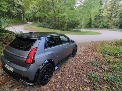 Skrita cesta, ostanki barvnih robnikov in avtomobil, ki je na cestah prava redkost #foto