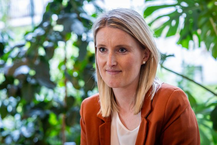 "V Sloveniji se razlike v znanju pogosto kompenzirajo z domačo pomočjo ali inštrukcijami, kar pa dolgoročno ustvarja razkorak med učenci. Na ta način nevede izključujemo otroke, ki nimajo ustrezne podpore doma ali si dodatne pomoči preprosto ne morejo privoščiti." | Foto: Gaja Hanuna