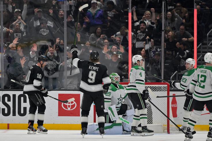 Ko je Quinton Byfield izenačil na 1:1, je Corey Perry prispeval 500. asistenco v karieri. | Foto: Reuters