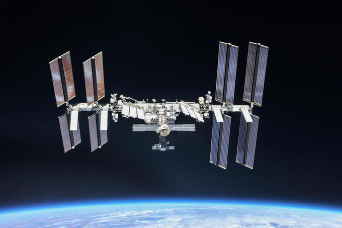 Mednarodna vesoljska postaja okrog Zemlje kroži že 20 let, prvi astronavti pa so na krov prispeli leta 2000. Razvoj ISS je do zdaj stal več kot 130 milijard evrov, kar pomeni, da je Mednarodna vesoljska najdražji znanstveni instrument v zgodovini.  | Foto: Reuters
