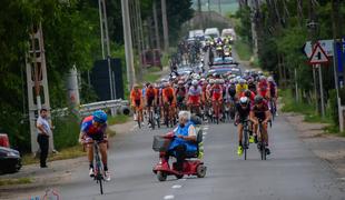 Posrečen utrinek z dirke: "Gremo, otroci. Pokažite babici, kaj znate."