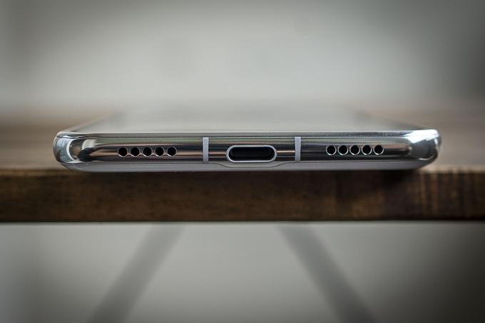 Spodnja stran pregibnega pametnega telefona Huawei P50 Pocket | Foto: Ana Kovač