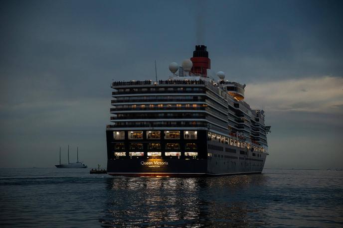 Potniška ladja v tržaškem pristanišču | Trsta, mesta z italijansko večino in močno slovensko manjšino ter s slovenskimi predmestji, Britanci niso hoteli dati niti kraljevi, nekomunistični Jugoslaviji. Na fotografiji: potniška ladja v tržaškem pristanišču. | Foto Guliverimage