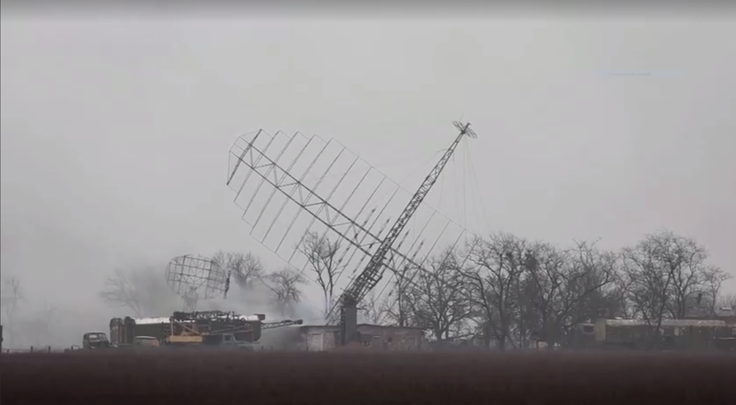 Največje grozote ruske invazije v Ukrajini Poškodovana antena na letališču | Foto: Reuters