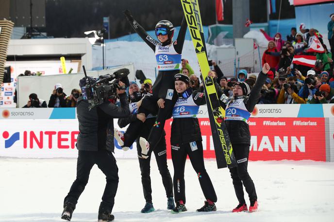 Maren Lundby | Maren Lundby je za pol točke ugnala Katharino Althaus in se razveselila naslova svetovne prvakinje. | Foto Reuters