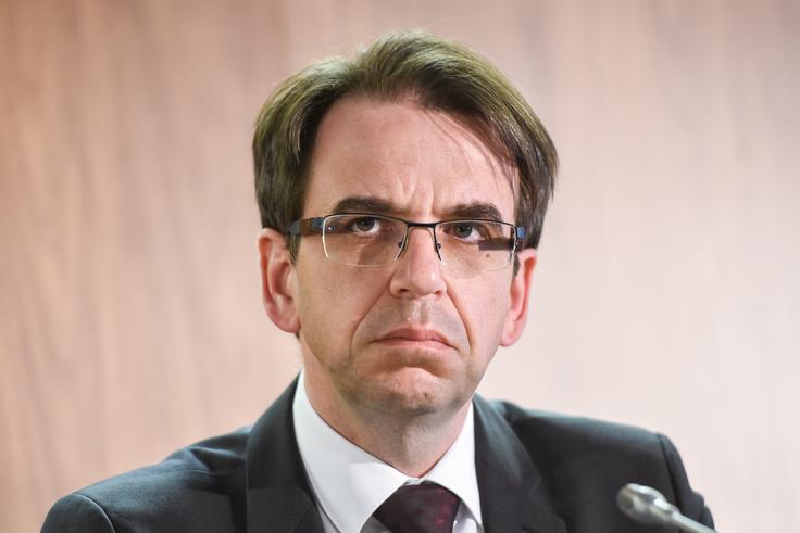Slovenci v primerjavi z nekaterimi sosednjimi državami zelo pozno vstopijo na trg dela in se z njega hitreje umaknejo, je povedal Peter Pogačar, državni sekretar z ministrstva za delo. | Foto: STA ,
