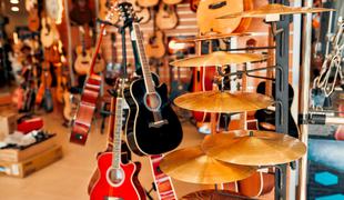 19 Black Friday ugodnosti v Music Maxu, ki bodo navdušile glasbenike in glasbenice