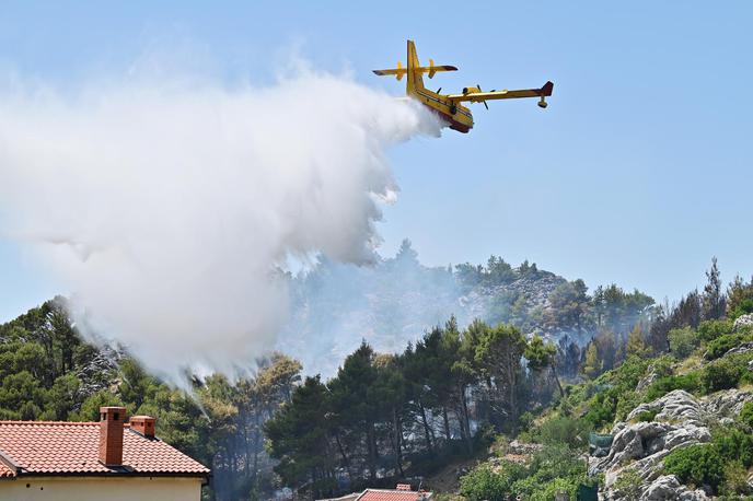 Dalmacija požar | Požar gasi kanader. | Foto Pixsell/Matko Begovic