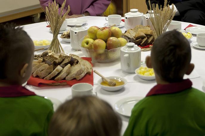 tradicionalni slovenski zajtrk | V svetovnem merilu je Slovenija primer dobre prakse, kar zadeva organizirani sistem šolske prehrane. Več kot 95 odstotkov slovenskih otrok malica v šoli in okoli 90 odstotkov jih v šoli je tudi kosilo.  | Foto Ana Kovač