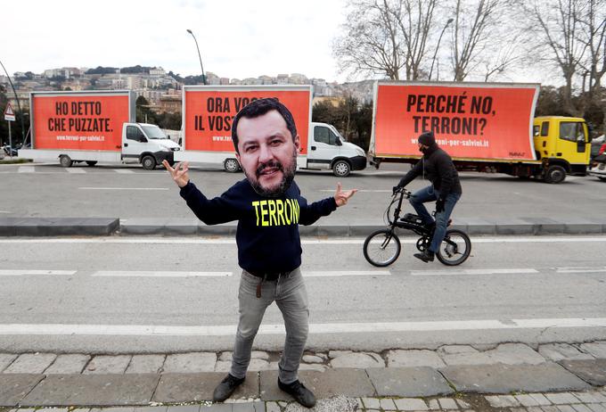 Na Slavinija so letele kritike, da želi s spremembo imena Severna liga v Liga le nabirati glasove južnih Italijanov, čeprav jih prezira. Terrone je slabšalni izraz za prebivalca južne Italije. | Foto: Reuters