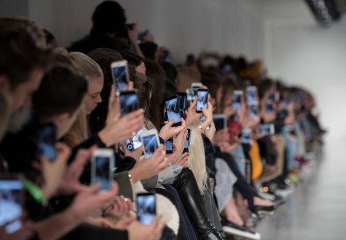 Vplivneži, ki živijo s pomočjo družbenih omrežij, morajo na Instagramu redno objavljati fotografije, zato je večina dogodkov danes videti takole. | Foto: Getty Images