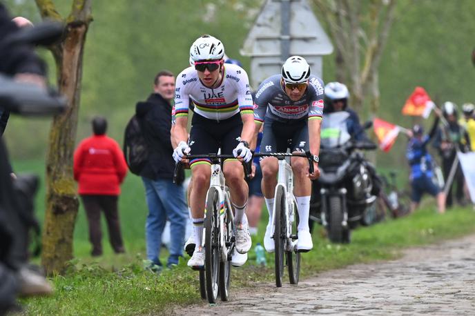 Tadej Pogačar Mathieu van der Poel Roubaix | Tadej Pogačar napada še edini spomenik, ki mu manjka v imenitni zbirki. Slavje mu bo poskušal preprečiti odlični Mathieu van der Poel. | Foto Guliverimage
