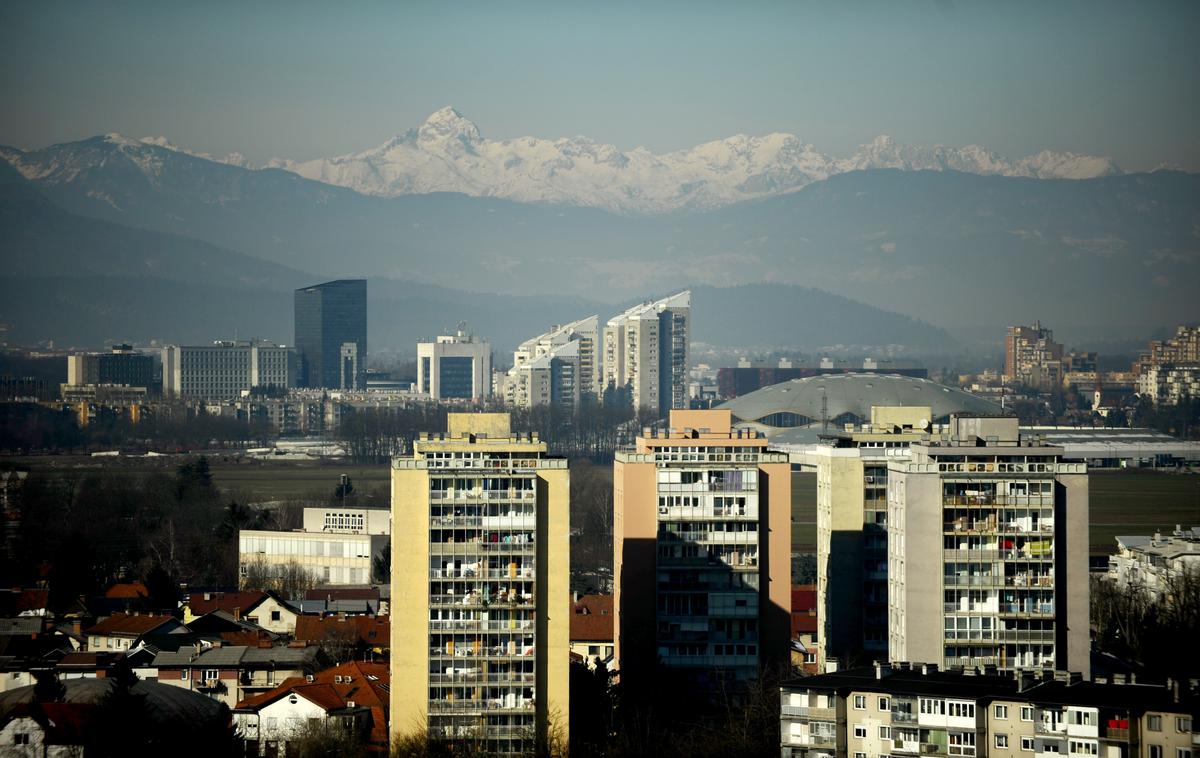 Stanovanjski bloki | Trenutno nove najemnike išče več kot 60 garsonjer v Ljubljani. Za najdražjo garsonjero lastnik pričakuje kar 900 evrov vsak mesec (v ceno so sicer všteti tudi vsi stroški), garsonjera pa je velika 27 kvadratnih metrov. Povprečna najemnina za garsonjero v Ljubljani, glede na oglase, sicer znaša 473 evrov. | Foto STA