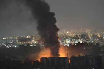 Izrael z najmanj desetimi zračnimi napadi znova nad Bejrut