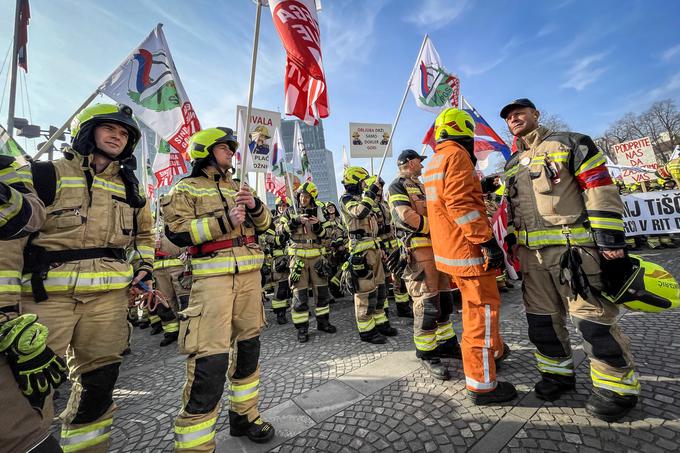 Protestni shod poklicnih gasilcev pred poslopjem vlade. gasilci | Foto: Žiga Krančan