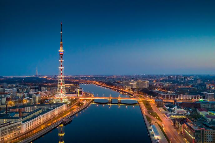 Sankt Peterburg | Kot je objavilo rusko zunanje ministrstvo, bodo vse podružnice Goethejevega inštituta v Rusiji zaprte, zaposleni v nemških kulturnih centrih pa morajo državo zapustiti najkasneje do 13. septembra. Ministrstvo je hkrati odredilo zaprtje nemškega generalnega konzulata v Sankt Peterburgu najkasneje do 18. septembra, njegovo osebje pa so prav tako pozvali, naj zapustijo Rusijo, poroča nemška tiskovna agencija DPA. | Foto Reuters