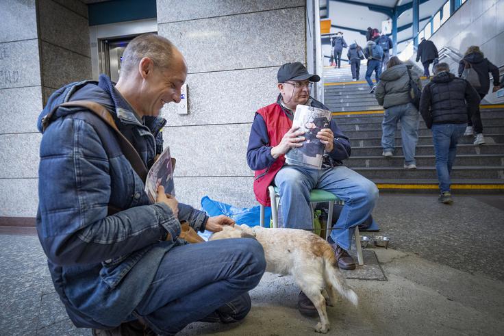 Prijazen gospod je Borisu ponudil kavo in od njega kupil časopis.  | Foto: Ana Kovač