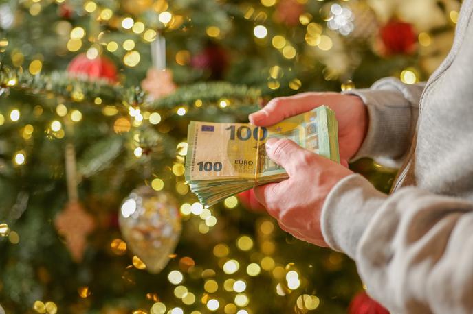 Božičnica | Predstavniki delodajalcev in delojemalcev posledično odgovore in približevalne rešitve pričakujejo na današnji seji ESS. | Foto Shutterstock