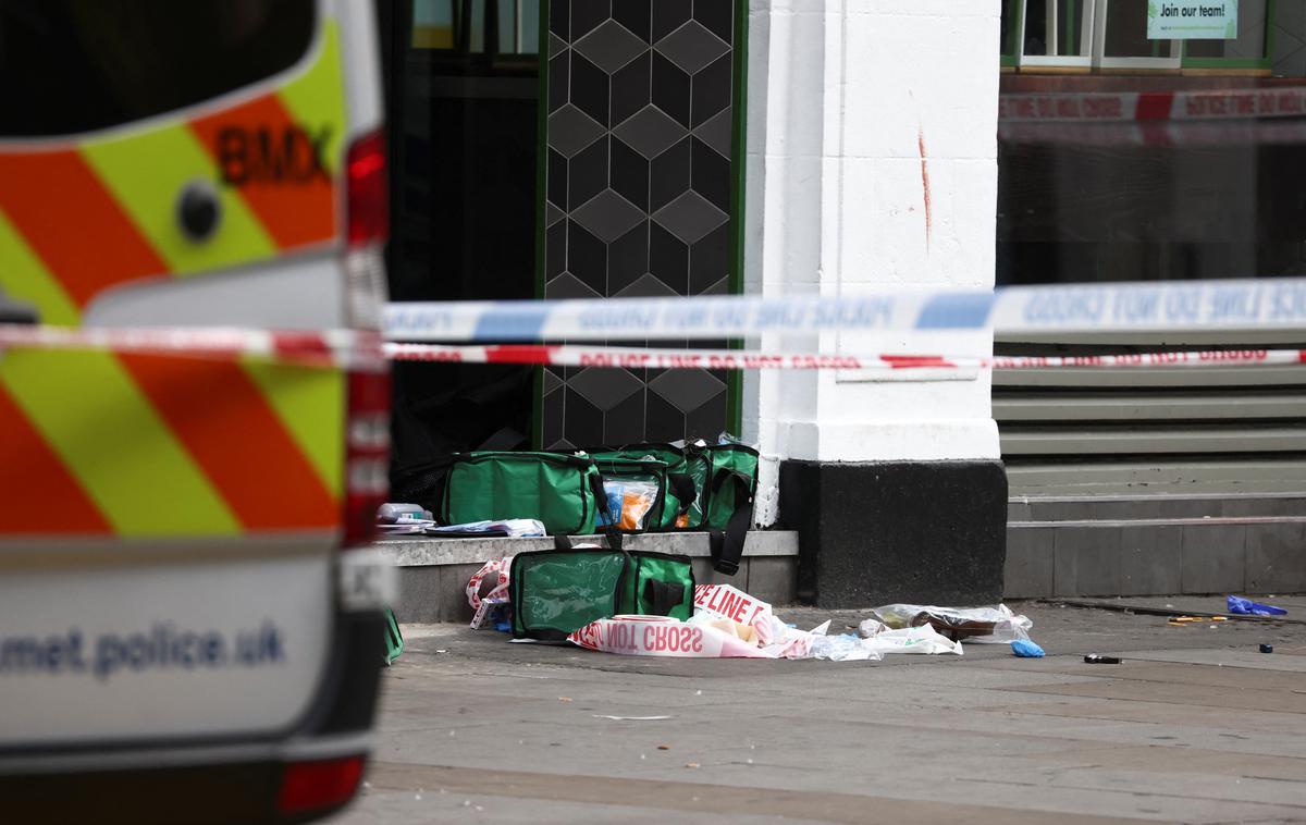 London, napad, nož, zabodli dva policista | Ropar je policista napadel, ko sta mu skušala preprečiti rop, navaja neki očividec.  | Foto Reuters
