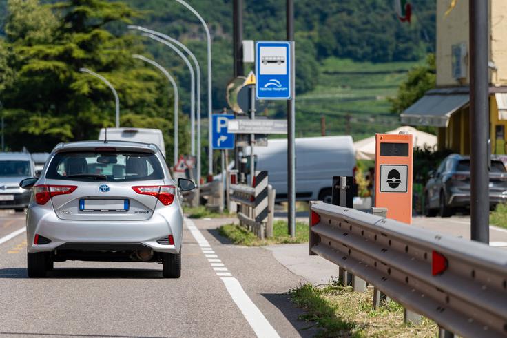 Italijanske ceste so posejane s stacionarnimi merilniki hitrosti. Na področju zmanjševanja števila hudih prometnih nesreč, ki so povezane s hitrostjo, so naši sosedje v zadnjih letih naredili velik napredek. | Foto: Guliverimage