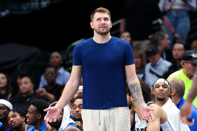 Luka Dončić | Luka Dončić še tretjič zapored v pripravljalnem obdobju ni zaigral, ampak spremljal soigralce s klopi. | Foto Reuters