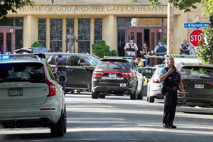 Minneapolis, streljanje, šola | V streljanju je bilo po navedbah dveh virov iz policijskih vrst ranjenih najmanj 20 ljudi, o smrtnih žrtvah pa nista želela ugibati, poroča ameriški medij CBS News. Strelca sta oba opisala kot moškega, oblečenega v črno, ki je imel v rokah puško. | Foto Reuters