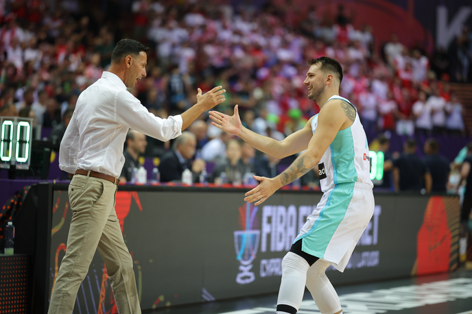 Igor Miličić Poljska | Igor Miličić v pozdravu z Luko Dončićem. | Foto Reuters