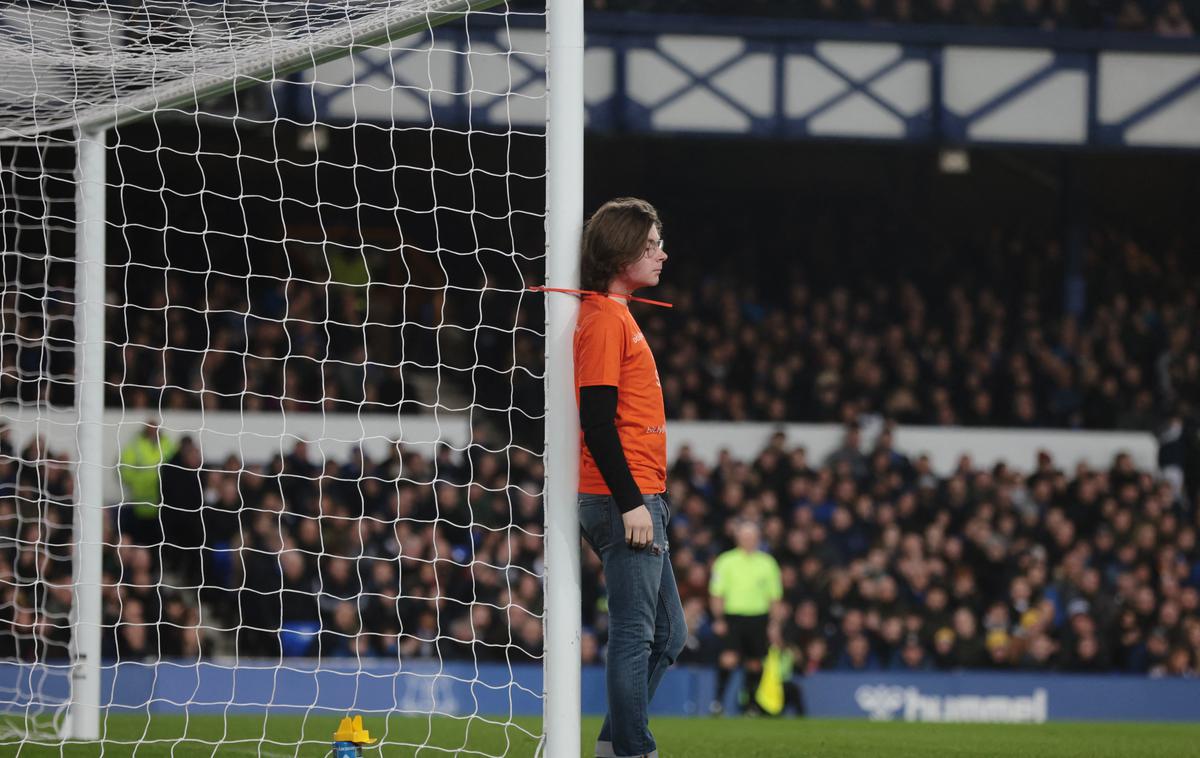 Everton prekinitev | Gledalec, ki se je za vrat privezal na vratnico. | Foto Reuters