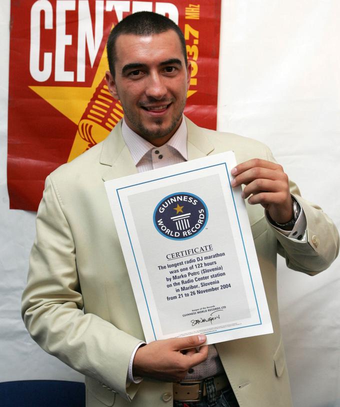 Marko Potrč s certifikatom Guinnessove knjige rekordov za podvig, ki mu je uspel leta 2004. | Foto: Mediaspeed