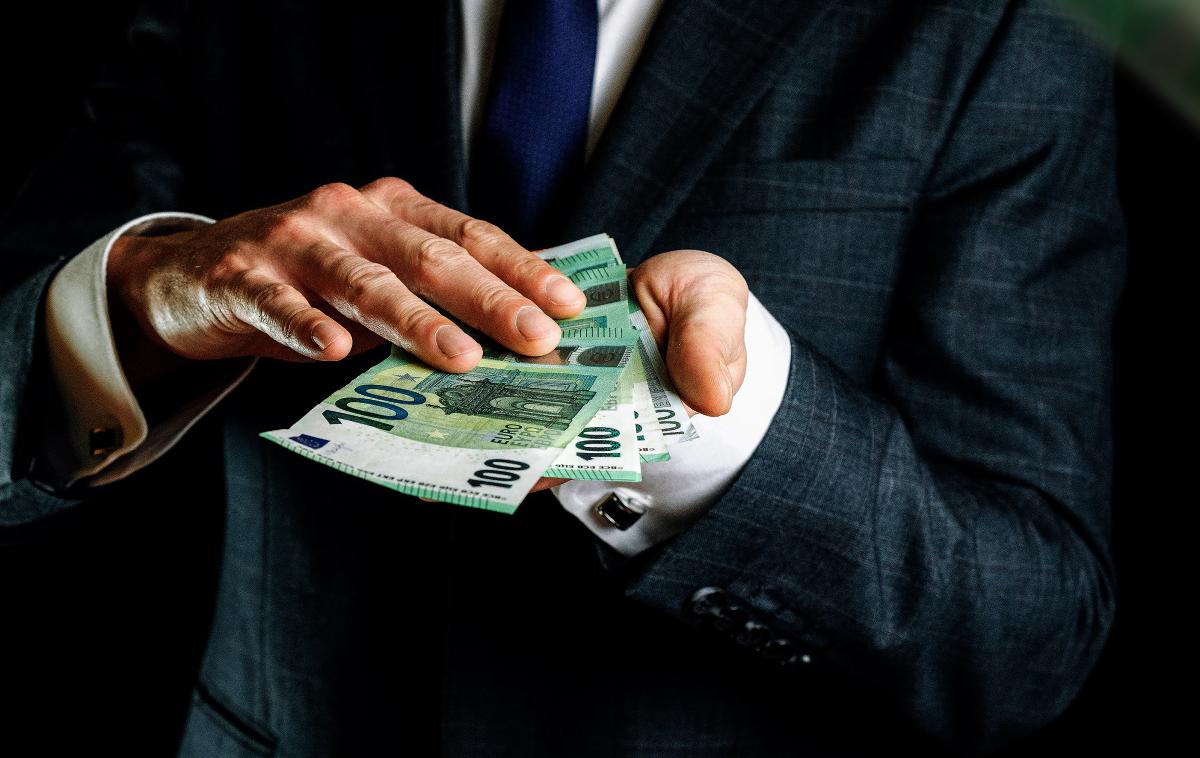 Denar, evri | Zaslužki se gibajo od 100 tisoč in vse do 1,4 milijona evrov bruto. | Foto Shutterstock