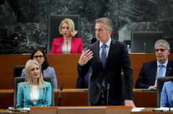 Golob brani stabilnost javnih financ, opozicija kritična