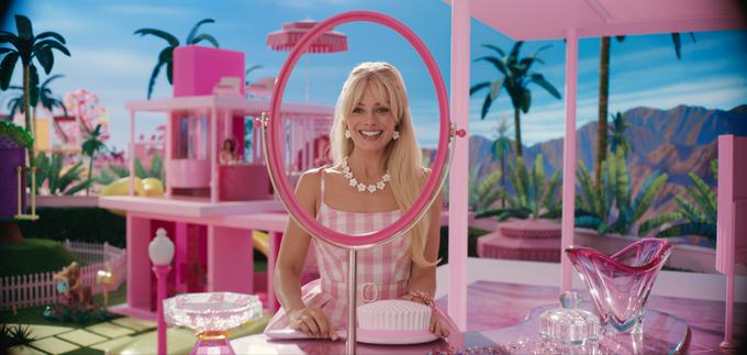 Film Barbie da za trenutek slutiti, da gre za stanje zmage nad stereotipi, za doseganje popolnosti in za princip "vse zmoremo". Vse v imenu trga. | Foto: Blitz Film & Video Distribution