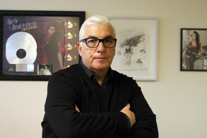Oče Amy Winehouse mora njenima prijateljicama plačati več kot milijon evrov