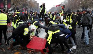 Francoska policija aretirala 130 protestnikov, med ranjenimi tudi policisti
