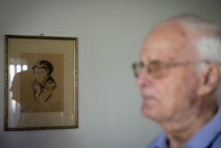 Rodil se je v Beli krajini, na otroštvo pa ga še danes spominja portret, ki ga je ustvaril slikar Božidar Jakac, družinski prijatelj družine Račič, ki je pred selitvijo v Ljubljano živela v Adlešičih. | Foto: Ana Kovač