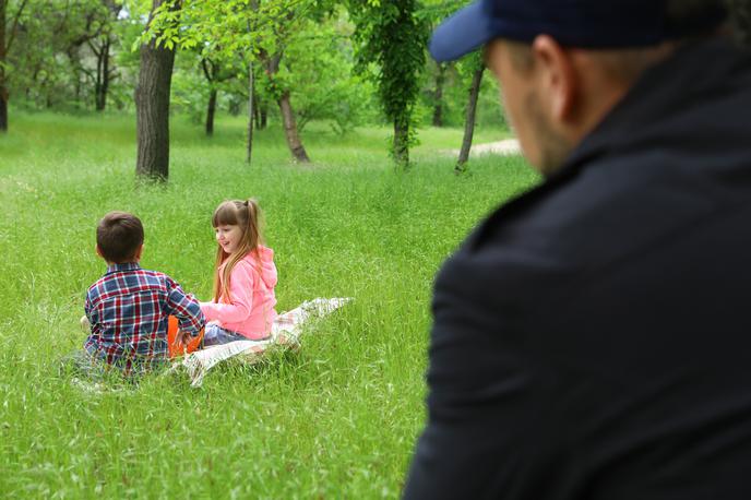 Pedofil. opazovanje. Zalezovanje. | Policija se na tovrstna dejanja nemudoma odzove. | Foto Shutterstock