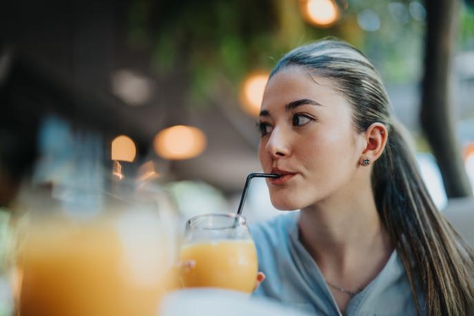 ženska, pijača, slamica | Foto Shutterstock