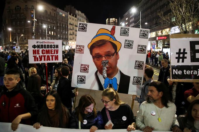 Protestniki v Beogradu med drugim zahtevajo tudi odstop srbskega predsednika Aleksandra Vučića in srbske premierke Ane Brnabić. Želijo si novih demokratičnih volitev, opozarjajo pa tudi na pomanjkanje svobode v srbskem medijskem prostoru. | Foto: Reuters