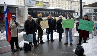 V podporo tožilki s transparenti, zastavo in svečami 