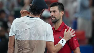 Kaj se dogaja, padel je še Novak Đoković? #video