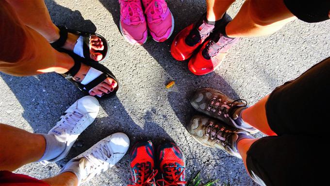Otroci bi nujno potrebovali športno obutev, prav pa bi jim prišel tudi kakšen evro za nakup hrane in pijače. | Foto: osebni arhiv/Lana Kokl