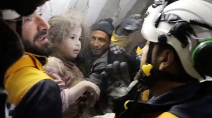 V Turčiji so po besedah podpredsednika Fuata Otkaya po zadnjih podatkih potrdili 17.674 smrtnih žrtev, v Siriji pa naj bi jih do zdaj našteli 3.377. Ranjenih je bilo okoli 75 tisoč ljudi. | Foto: Reuters