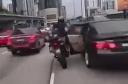 Otrok odprl vrata avtomobila in povzročil hudo nesrečo #video