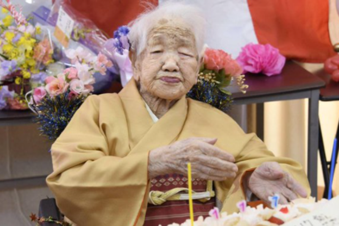 Japonka | Kane Tanaka je 119. rojstni dan praznovala v domu za starejše skupaj s sostanovalci. Privoščila si je steklenico najljubše pijače − kokakole. | Foto Twitter