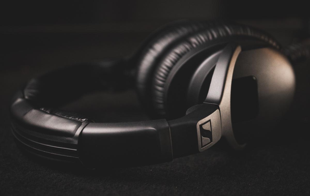 Sennheiser, slušalke | Več spletnih anket Sennheiser postavlja na prvo mesto med najbolj prepoznavnimi in najbolj kakovostnimi znamkami slušalk na svetu. | Foto Unsplash
