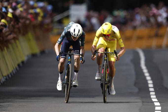 Jonas Vinegaard je imel v 11. etapi v ciljnem šprintu več moči kot Tadej Pogačar, ki ostaja vodilni v skupnem seštevku. | Foto: Reuters